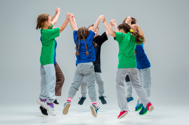 Enfants en cercle qui dansent